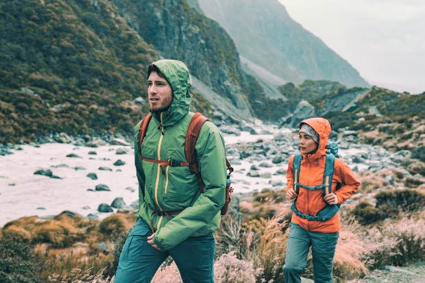 2-Hiker-bei-Regen