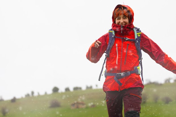 Frau-Hiker-Regen