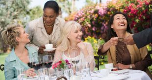 Frauen-auf-Gartenfest - Outfit für Damen ab 50