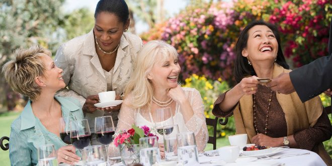 Frauen-auf-Gartenfest - Outfit für Damen ab 50