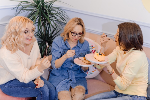 Frauen-mittleren-Alters-Kuchen-essen - Outfit für Damen ab 50