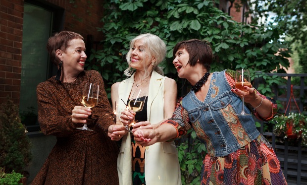 Frauen-mittleren-Alters-trinken-Sekt - Outfit für Damen ab 50