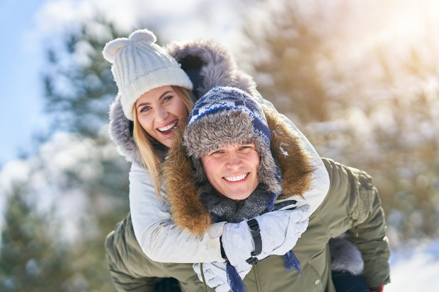 Paar-im-Winter-happy - Welche Winterjacken halten wirklich warm? 