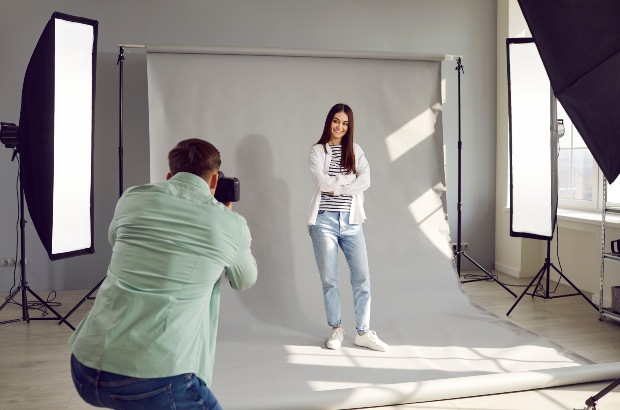 Junge-Frau-Bewerbungsphotographie - Kleidung für das perfekte Bewerbungsfoto