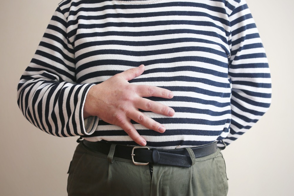 Mann-mit-Bauch-gestreiftes-Shirt - Mode für Männer mit Bauch