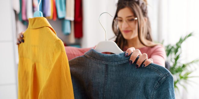 Junge-Frau-waehlt-Shirt - Alle Arten von Oberteilen: verschiedene Kragen und Ausschnitte