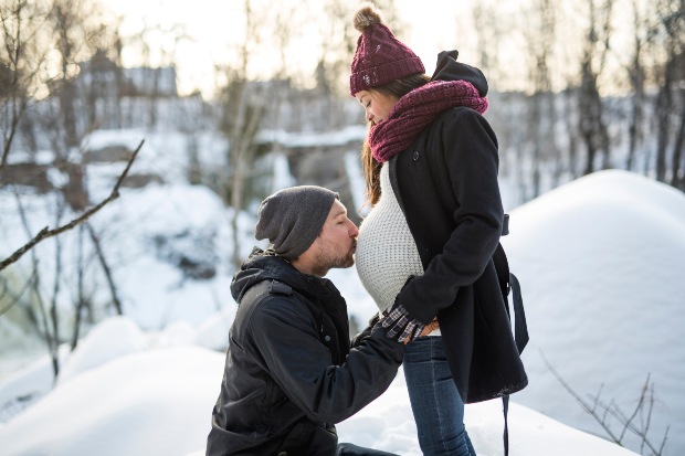 Paar-im-Winter-Frau-ist-schwanger - Schwangerschaft-Outfits im Winter