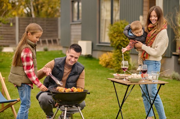 Familie-beim-Grillen-im-Herbst