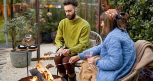 Mann-und-Frau-beim-Grillen-im-Herbst