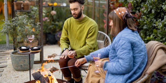 Mann-und-Frau-beim-Grillen-im-Herbst