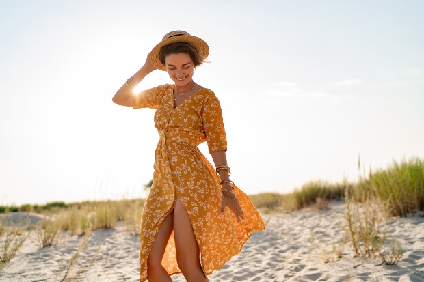 Frau-am-Strand-in-einem-Orangenen-Wickelkleid - Figurtyp Sanduhr